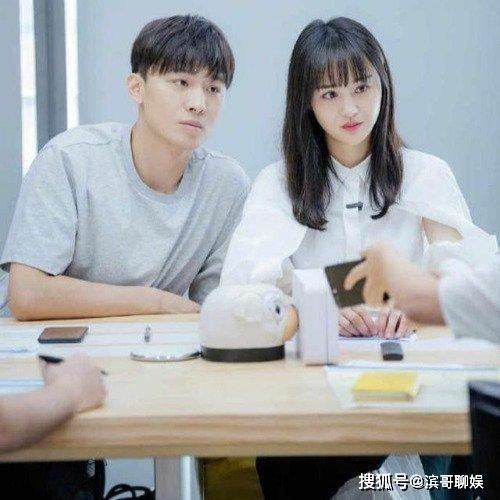 娱乐吃瓜热议,吃瓜群众狂欢，揭秘明星幕后故事